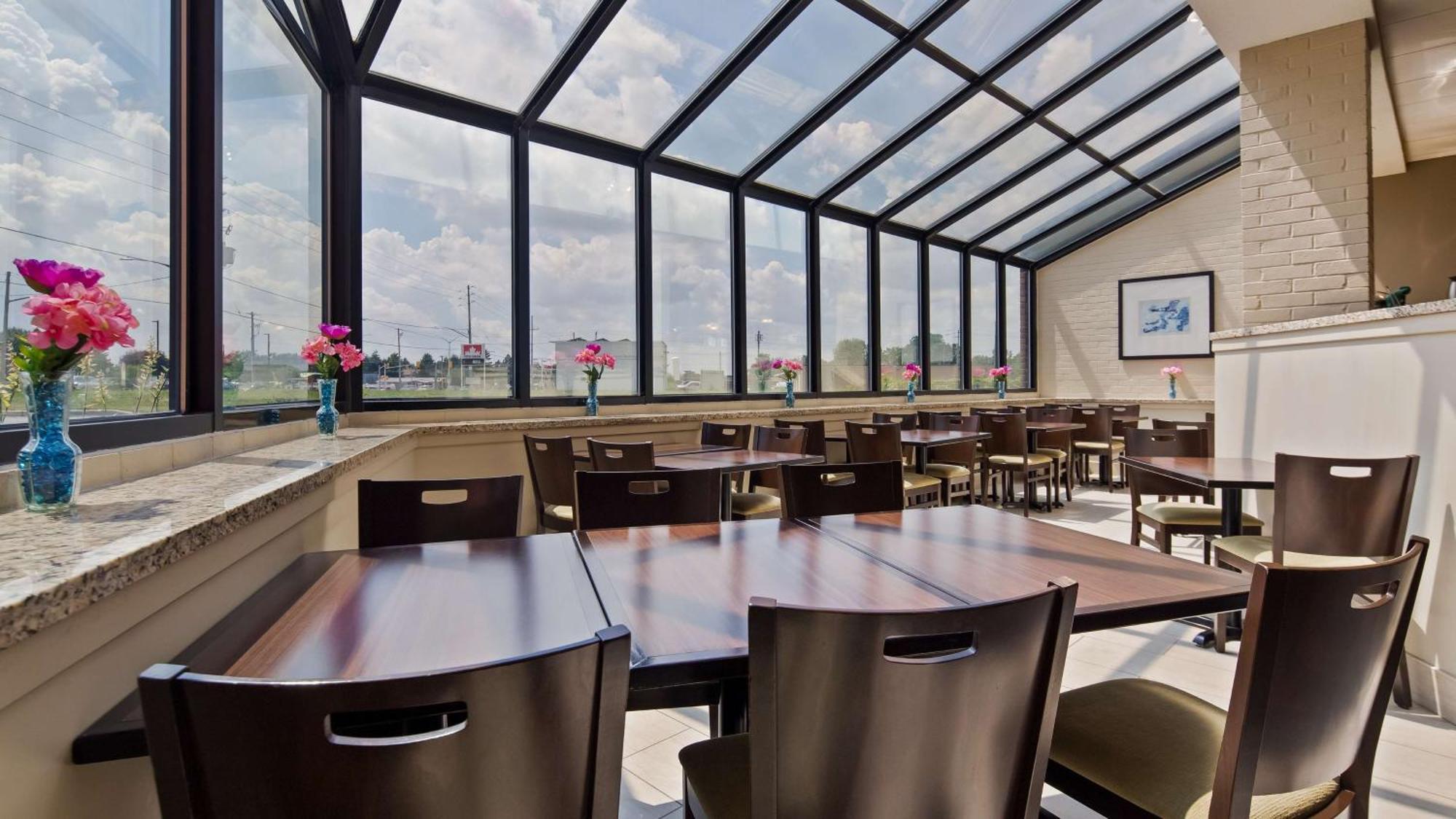 Best Western London Airport Inn&Suites Exterior foto
